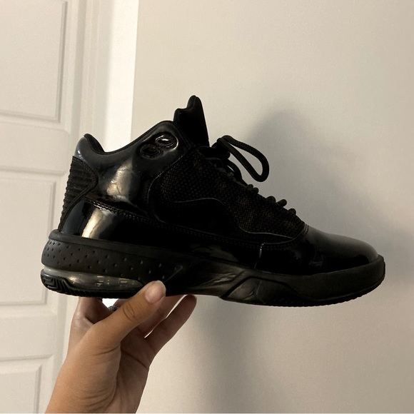 Jordan Max Aura 2 Triple Black 5.5 Youth or 7 women - Picture 4 of 8